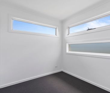 STUNNING MODERN TOWNHOUSE - Photo 6