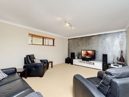 Spacious Family Home &plus; Stretton School Catchment&excl; - Photo 2