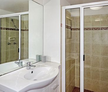 Large Apartment with Space! - Photo 4