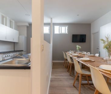 Luminous room with private bathroom in Cuatro Caminos - Photo 3