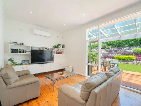 Family Residence On Approx. 695sqm With NE Views & Sunny Garden - Photo 2