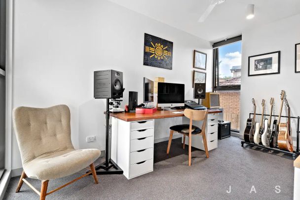 “Luxury Meets Lifestyle in West Footscray’s Eternity” - Photo 1