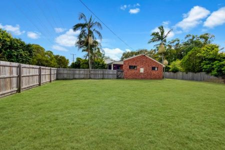 Charming 2 Bedroom, 1 Bathroom Unit in Prime Location - Photo 3