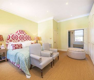 An exceptional four bedroom family home arranged over three beautif... - Photo 2