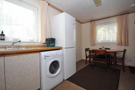 2 bedroom ground floor flat to rent - Photo 5