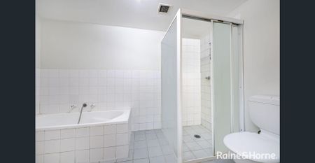 Spacious three bedroom apartment in Marrickville - Photo 5