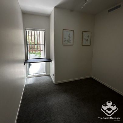 Experience Elevated Living: Luxurious 2-Bedroom Apartment in Prime Helensvale Location! - Photo 1