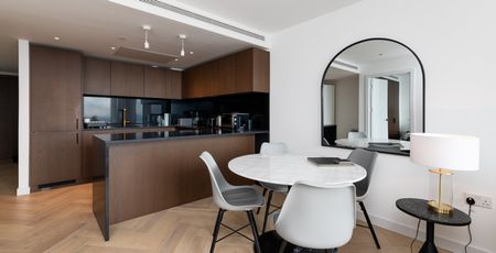 A stunning one bedroom apartment situated on the 59th floor in one of Canary Wharf's newest residential buildings, Landmark Pinnacle. - Photo 3