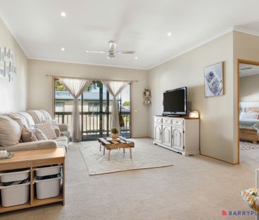 Spacious Five Bedroom Family Home with Multiple Living Areas, Solar... - Photo 1