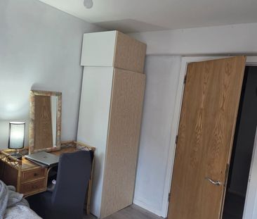 3 Bed Flat, Westway, W12 - Photo 1