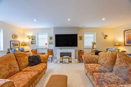 4 bedroom detached house to rent - Photo 2