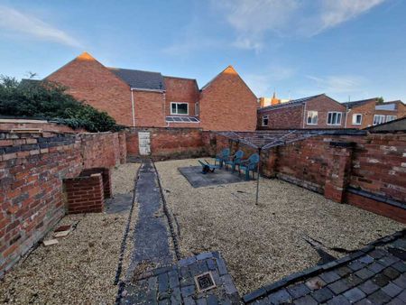 6 Bed Student Accommodation - Photo 2