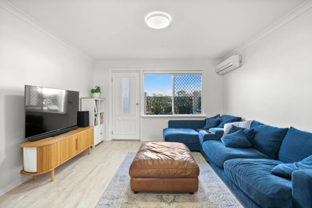 Coastal townhouse living, steps from the foreshore. - Photo 1