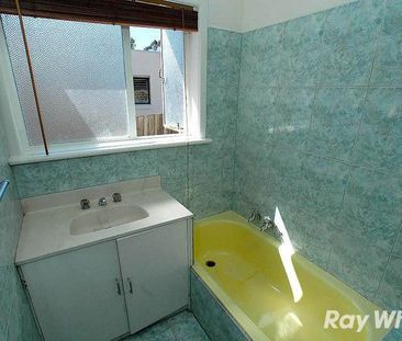 Perfect family home - 6 month lease only - Photo 3