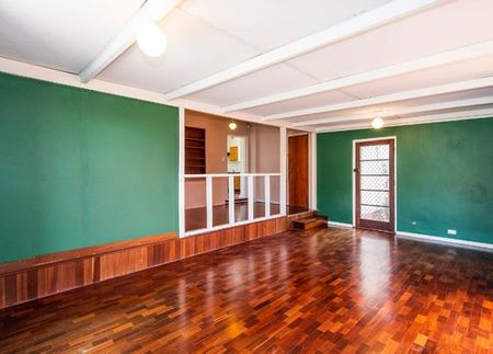 HOUSE IN FABULOUS JOONDANNA LOCATION - Photo 2