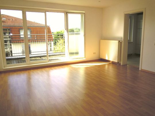 Hönow 01-10, sonnige 2-Zi-DG-Whg mit EBK und Balkon nahe Retsee - Photo 1