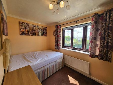 4 bedroom semi-detached house to rent - Photo 4