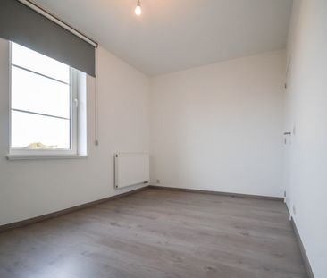 Gerenoveerde rijwoning met drie slaapkamers gelegen in hartje Izegem - Photo 6