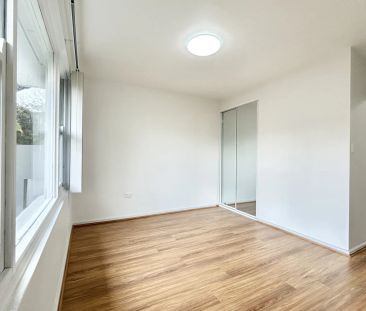 Townhouse-style Apartment with split level. - Photo 3