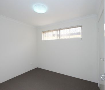 Low maintenance, perfect location, available now - Photo 5