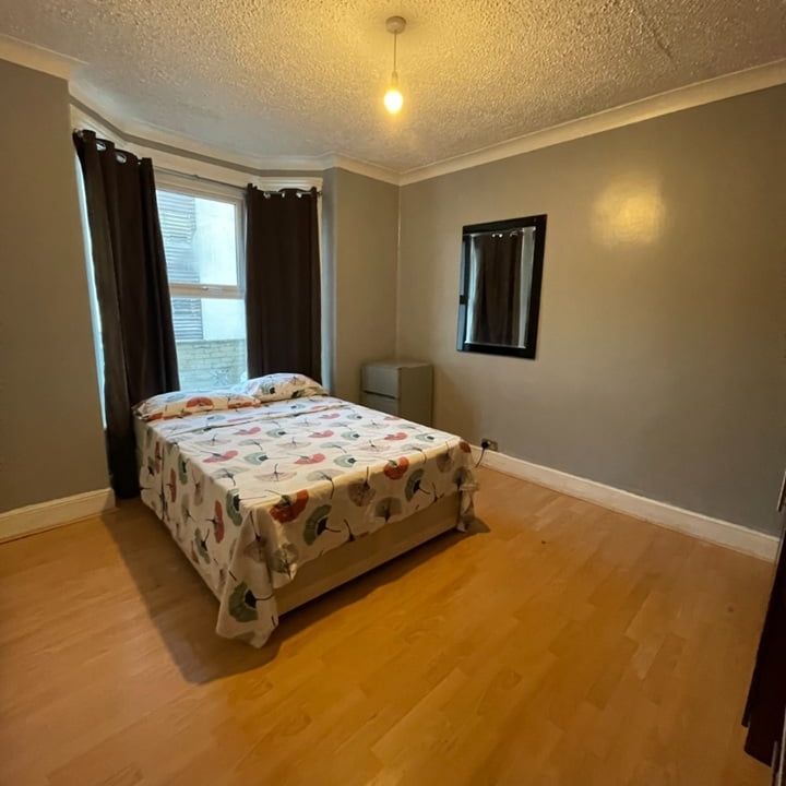 Room in a Shared House, Albert Square, E15 - Photo 1