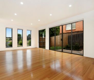 HUGE 3 BEDROOM TOWNHOUSE WITH EVERYTHING JUST DOWN THE ROAD ! - Photo 3
