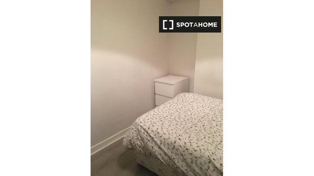 Rooms for rent in 8-bedroom house in Drumcondra, Dublin - Photo 1