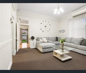 Sprawling 5-Bedroom Home with Granny Flat, Deck & Sunroom in Aspley - Photo 1