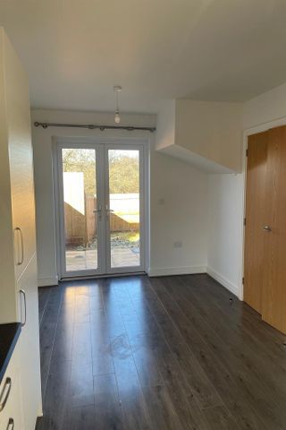 3 bedroom end of terrace house to rent - Photo 3