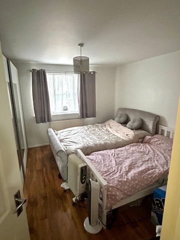 2 Bed Flat, Royal Oak Court, RM6 - Photo 2