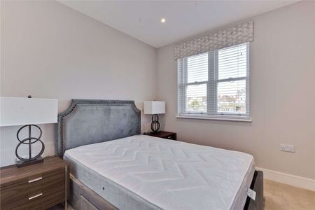 An immaculate first floor flat situated in an exclusive gated development, close to a range of amenities including Hampton Court station. - Photo 4