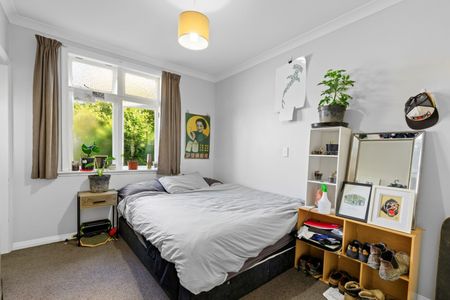 Modern 2-Bedroom Flat in the Heart of Aro Valley - Photo 2