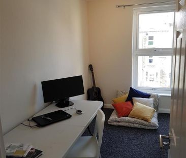 1 bedroom in a house share to rent - Photo 2