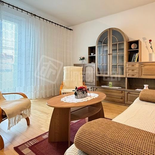 DIRECTREAL|Originálne retro bývanie – 2-izbový byt 50 m2 s balkónom, pivnica, Pezinok - Photo 1