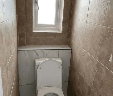 Home Gardens, Dagenham, RM10 - Photo 2