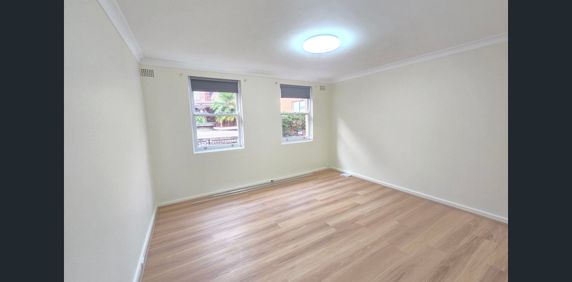 FULLY RENOVATED ONE BEDROOM APARTMENT - Photo 2