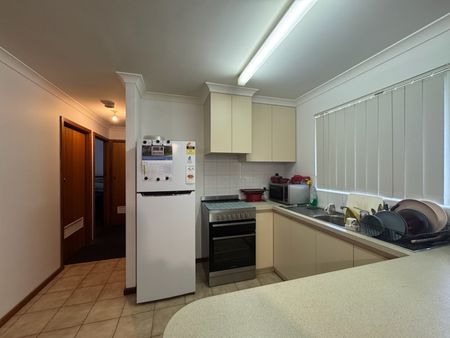 Easy Living 2-Bedroom Unit Near Town Centre - Photo 5