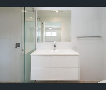 MOVE IN BEFORE CHRISTMAS! FAMILY HOME WITH POOL! - Photo 4