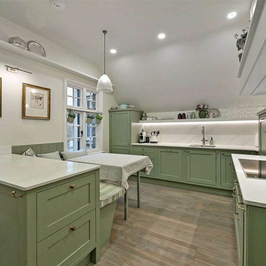 Elegant mid-terrace first and second floor maisonette in central Windsor with private ground floor entrance. - Photo 1