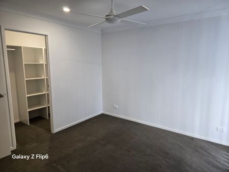 ULTRA MODERN LUXURY 3 BEDROOM TOWNHOUSE with DUCTED AIR-CON - Photo 2