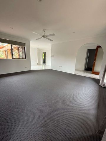 Central Ashmore - comfortable family home with solar in quiet street - Photo 2