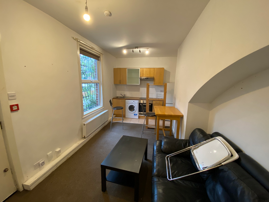 Flat 1, 6 Chestnut Avenue, LS6 1BA, Leeds - Photo 1