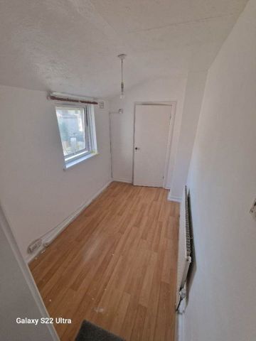 3 Bed Terraced House, Ash Road, LU4 - Photo 4