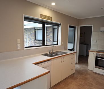 This fantastic family home offers a generous open-plan living on th... - Photo 1