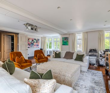 An exceptional 5 bedroom townhouse located a short walk away from H... - Photo 2
