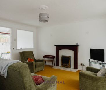 Sharon Close, Epsom - Photo 4