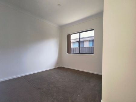 Beautifully Built 2 Beds Flat – Separate Entry with Concrete Sidepath and Private Yard - Photo 2