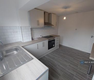 3 bedroom semi-detached house to rent - Photo 6