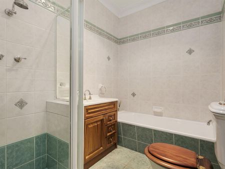 Family oasis in ideal location - Photo 5