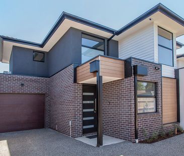 STYLISH 3 BEDROOM TOWNHOUSE PLUS STUDY! - Photo 4